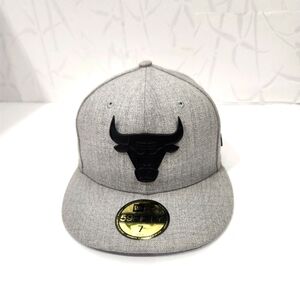 New Era NBA Chicago Bulls Metal Badge 59FIFTY Fitted‎ Cap Gray  7  55.8cm EUC